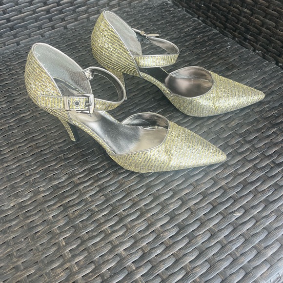 J. Renee women’s gold/silver heel size 9.5 - Picture 1 of 7
